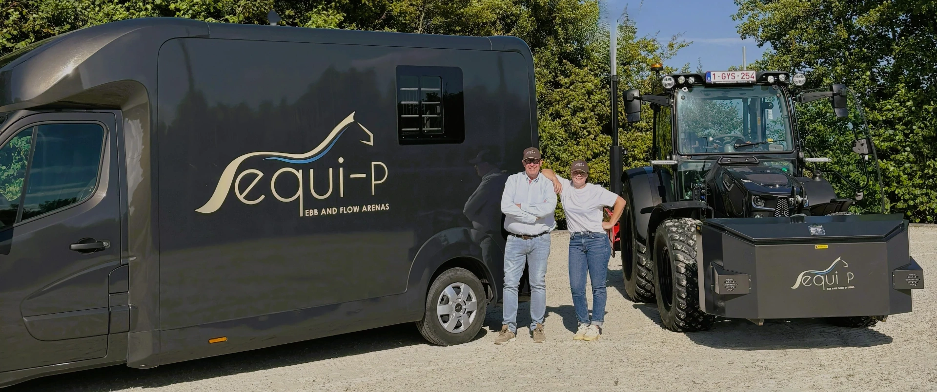 Équipe Equi-P avec camionnette et tracteur professionnels pour installation de pistes flux et reflux