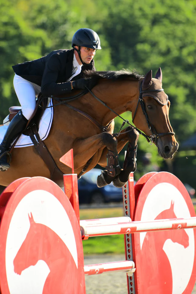 Ruiter springt over hindernis